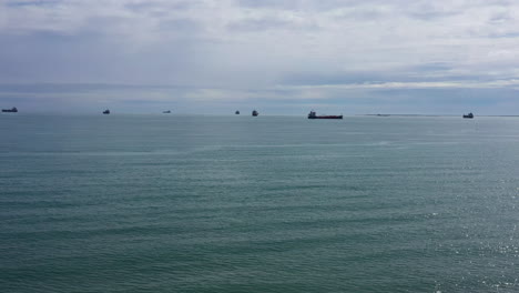 Mittelmeer-Mit-Öltankern-Im-Hintergrund,-Bewölkter-Tag,-Luftaufnahme